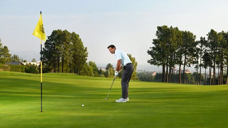 golfer putting